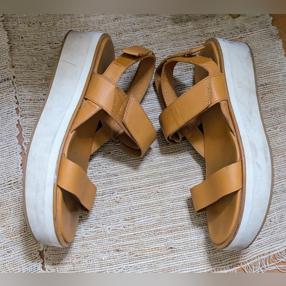 Everlane • The Leather Platform Sandal in Golden Brown Size 8